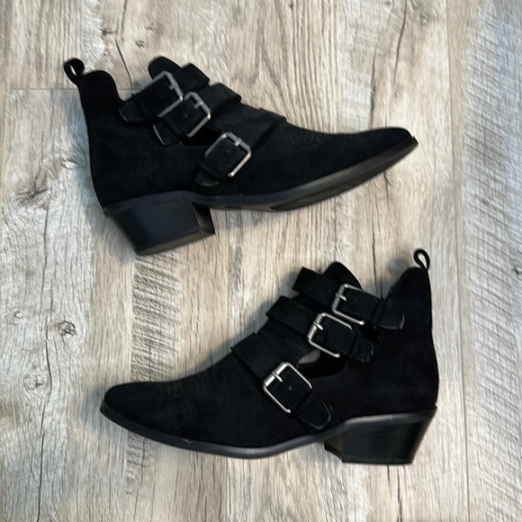 Western Style Buckle Black Ankle Booties Fall Staple NWOT - Picture 1 of 6